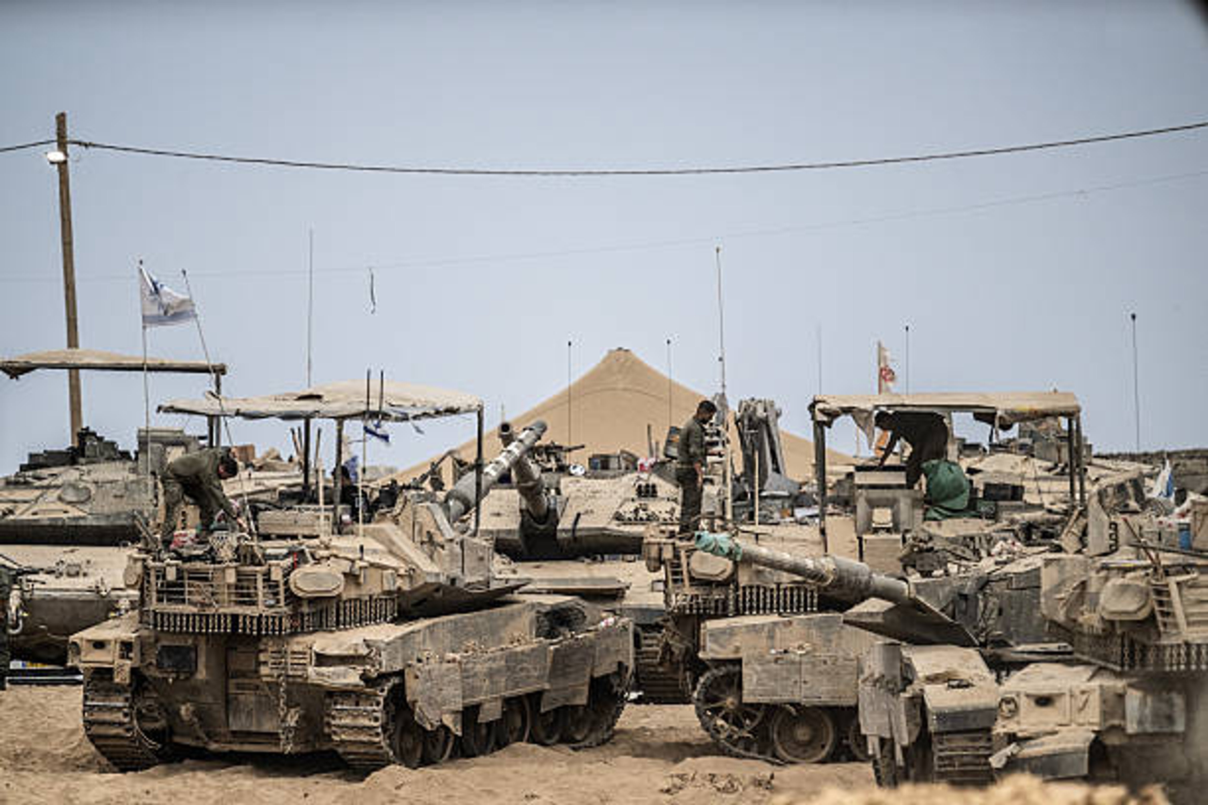 Israeli Troops Push Deeper Into Gaza City as Civilian Exodus Grows Amid Heavy Strikes
